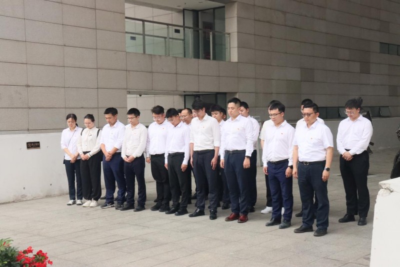 中建八局华南投资公司组织开展清明祭扫活动(图2)