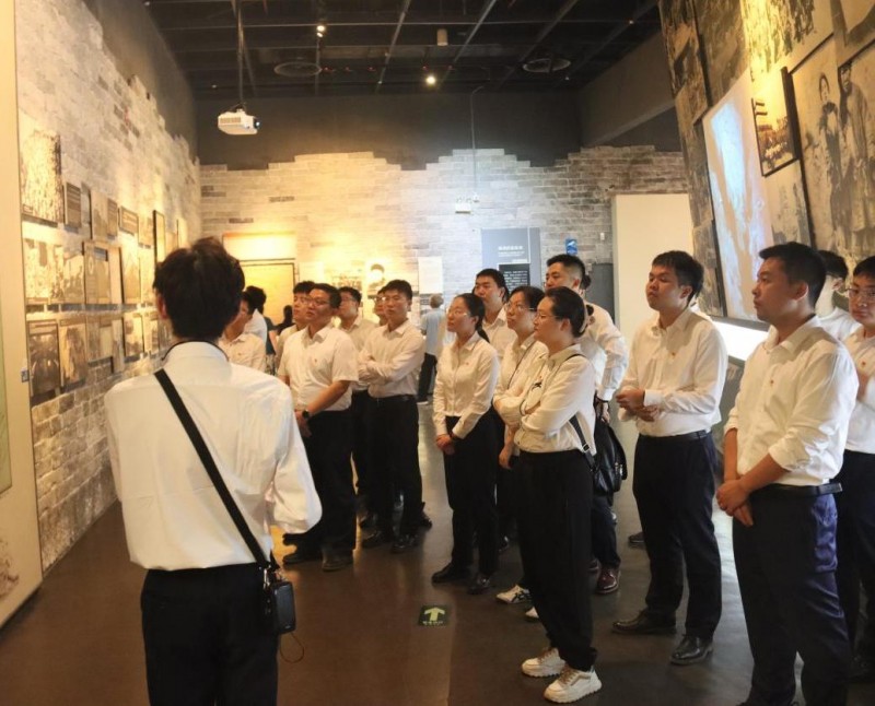 中建八局华南投资公司组织开展清明祭扫活动(图3)