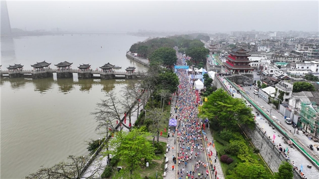 
			八千跑友共赴岭东首邑！人民保险・2024潮州半程马拉松赛精彩落幕
		(图23)
