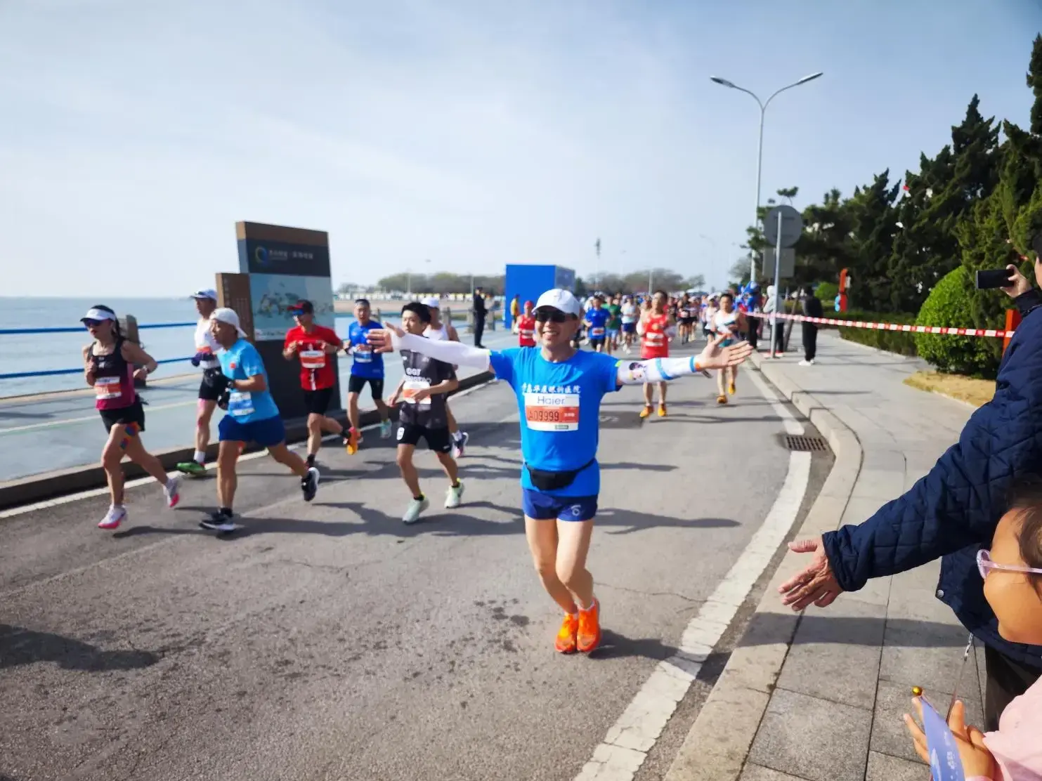 眼科专家化身“跑男”——王洪格医生参加2024青岛马拉松顺利完赛！(图2)