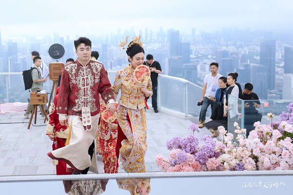 深圳集体天空婚礼,非遗金饰为爱见证(图2) 深圳集体天空婚礼,非遗金饰为爱见证