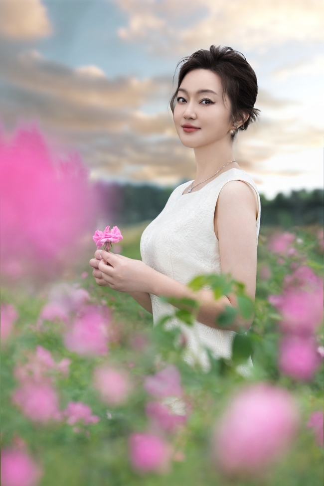 玫莉蔻十二载的热爱与追求，展现了玫瑰护肤的绚烂之美(图2)