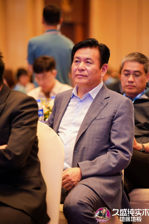 迈向品类增长之王——久盛地板2024潜力经销商发展大会圆满落幕(图4)