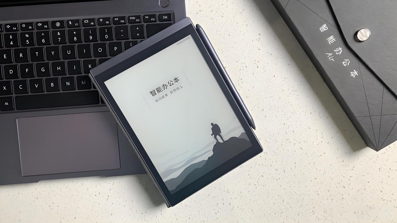 出差不再累赘，科大讯飞智能办公本Air助你轻松应对