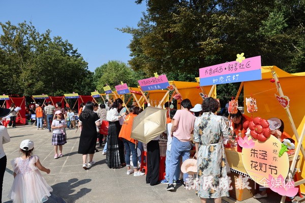居民游园共庆“书香文化节” 居民游园共庆“书香文化节”(图1)