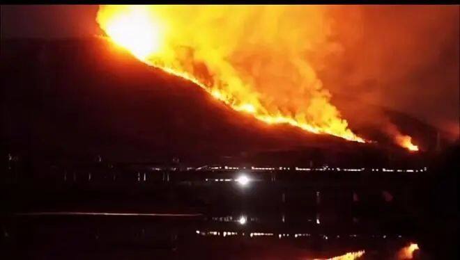 深夜紧急扑救!广东清远高铁站附近突发山火 深夜紧急扑救!广东清远高铁站附近突发山火(图1)