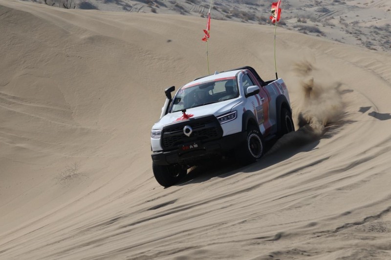 沙场问鼎!冠军火炮征战2025新疆博湖沙漠越野争霸赛(图8) 沙场问鼎!冠军火炮征战2025新疆博湖沙漠越野争霸赛(图8)