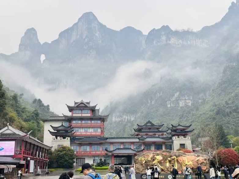 张家界旅行团怎么选?导游服务与行程定制深度解析