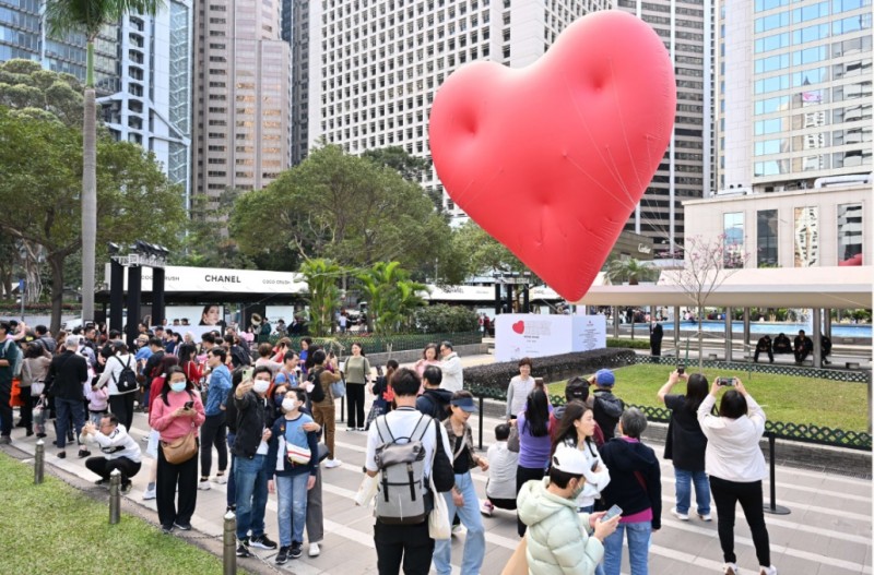 香港文艺大都会新亮点：“胖胖心”巨型红心设计装置展出，传递爱与正能量
