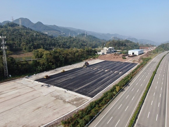 重庆江长项目（长寿段）收费站广场摊铺作业正式展开